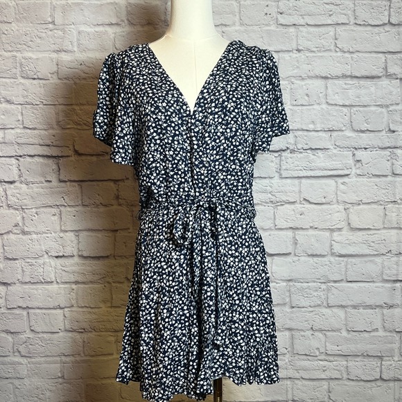 Francesca's Trixxi XL Romper Navy Floral Short Sleeve Tie Waist V-Neck - Picture 1 of 8